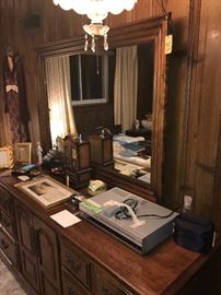 Vintage Sayerbrook Manor Solid Maple Bedroom Set ~ Triple Dresser With Mirror, Chest Of Drawers And Nightstands