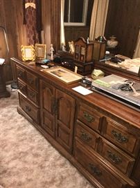 Vintage Sayerbrook Manor Solid Maple Bedroom Set ~ Triple Dresser With Mirror, Chest Of Drawers And Nightstands