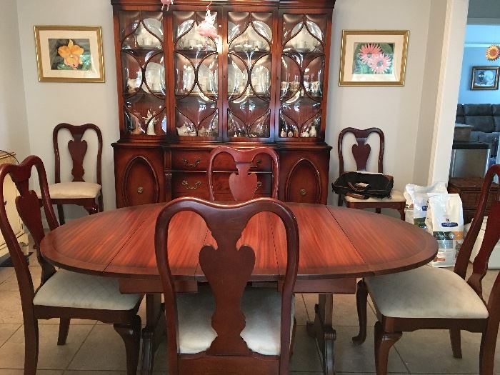 Antique Dining Room Table - 6 Chairs / 2 leafs (40's) Excellent Condition