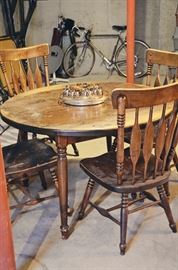 Round hardwood table with four chairs and two leafs, Mercury Bar Serving Set