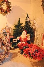 Christmas Decor, Christmas Wreaths, Christmas Trees,  Poinsettia Floral, Yard Light Ornaments, Fall Wreaths