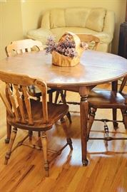 Round dining table with four chairs and two leafs, Live Wood Basket