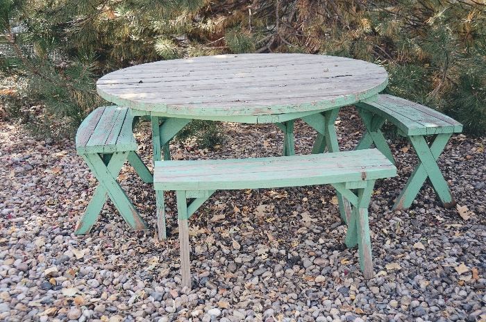 Outdoor Sea Foam Green Round Picnic Table with 4 Benches
