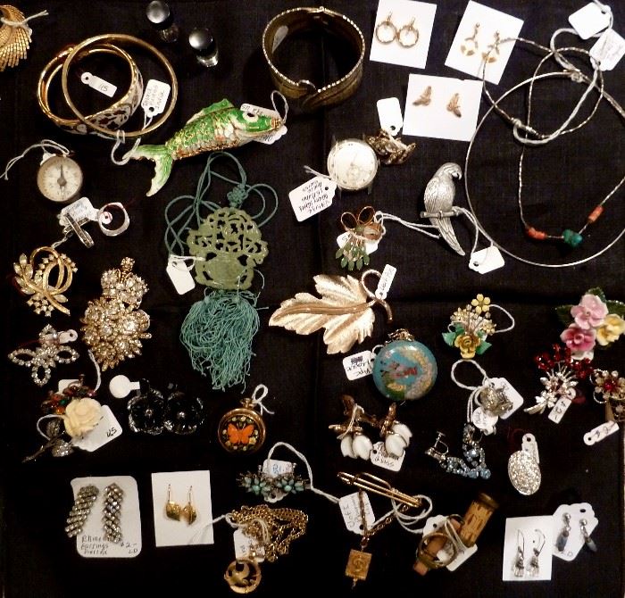 Costume jewelry and small collectibles, some vintage.