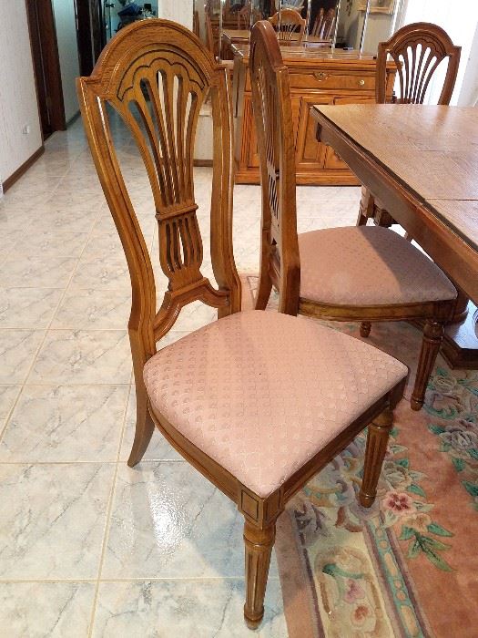 Gorgeous Thomasville dining room set in excellent condition.