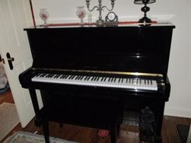 YOUNG CHANG UPRIGHT BLACK PIANO U-21 TOOO1052