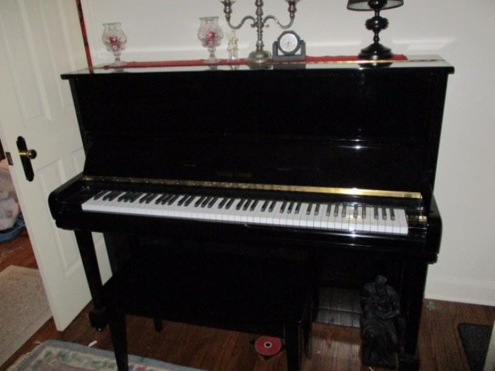 YOUNG CHANG UPRIGHT BLACK PIANO U-21 TOOO1052
