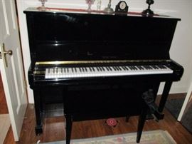 YOUNG CHANG UPRIGHT BLACK PIANO U-21 TOOO1052