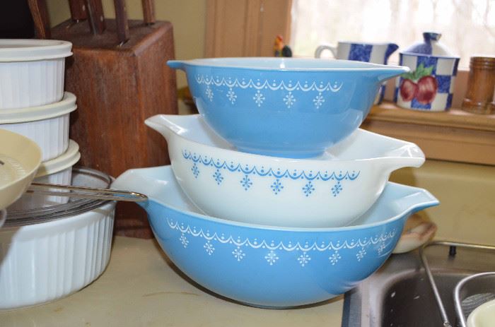 Pyrex "Snowflake" Cinderella nesting bowls