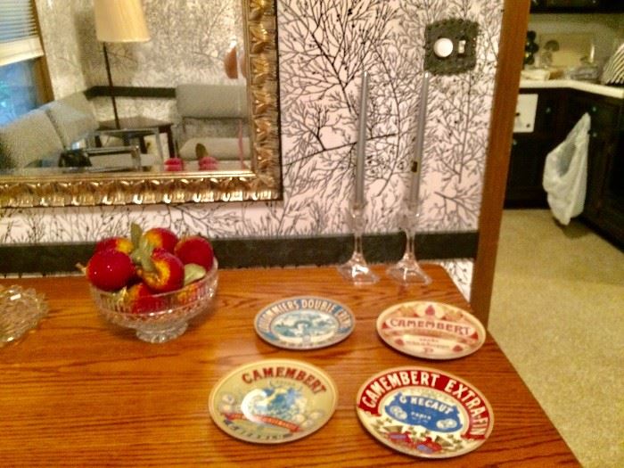 set of 4 Camembert plates with box        candleholders   mirror      wooden table