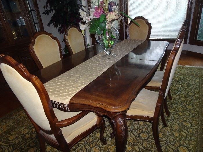Thomasville Dining Room Table, 6 chairs, 2 leaves & Custom Pads -   Table measures - 6' X 44" + 2 leaves 21" each
