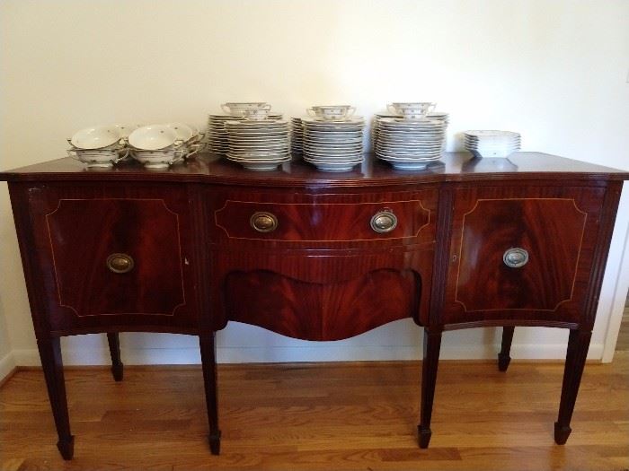 Nicely veneered Edwardian style mahogany buffet.