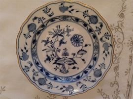 Set of 5 Meissen blue onion dessert plates, gold rimmed, Trump edition.