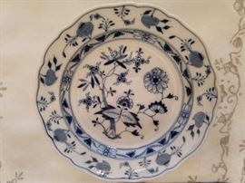 Set of 5 Meissen blue onion dessert plates, plain rimmed.