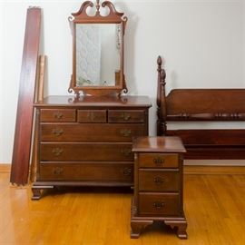 Vintage Oak Dining Table with Leaf Inserts and Chairs: A vintage oak dining table with three leaf inserts and four chairs. This set includes a rectangular top table with beveled edges over curved apron sides rising on four turned and tapered legs with reeded detail. Also includes four chairs with curved crest rail and mid rail flanked by slanted stiles over a saddle seat rising on tapering legs joined by a perimeter stretcher. There are no visible maker’s marks.
