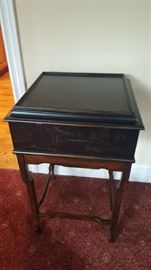 $60   Ethan Allen small accent table with hinged lid