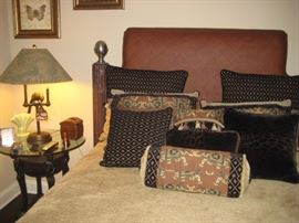 THOMASVILLE HEMINGWAY BEDROOM SUITE COMPLETE WITH DRESSERS AND NIGHT TABLES