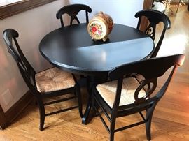 Round black pedestal table w/4 chairs