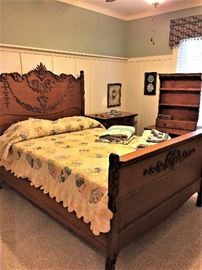 Beautiful Antique Oak Applied Oak Designs Excellent Condition Bedroom Set. ( Very Sturdy Set )