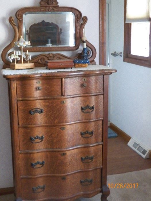 ANTQUE CHEST AND MIRROR