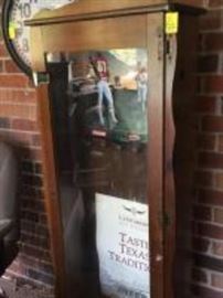 Glass door gun cabinet