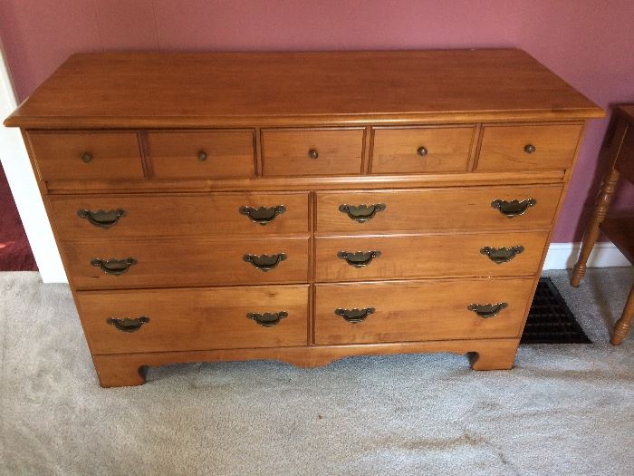 Nice dresser that goes with bed