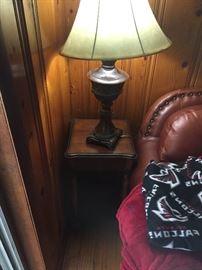 Pair of urn style lamps and wood spindle leg end table