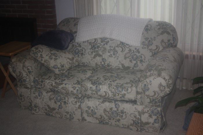FLORAL LOVE SEAT