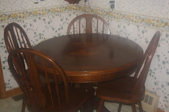 ROUND WOOD TABLE + 4 CHAIRS