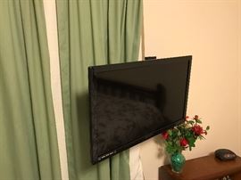 Wall Mounted Flat Screen 28" Emerson TV