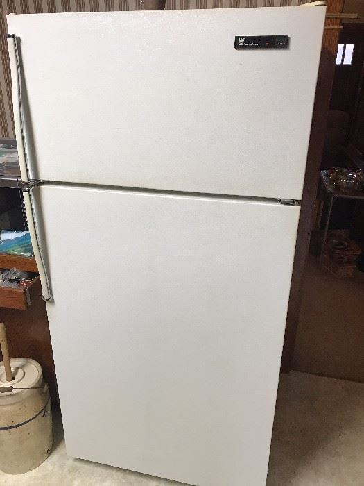 18.6 White Westinghouse Refrigerator with Ice maker