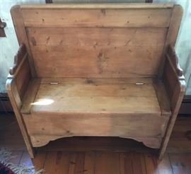 Lift seat bench
