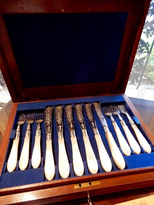 ENGLISH VICTORIAN SET WITH PEARL HANDLES 