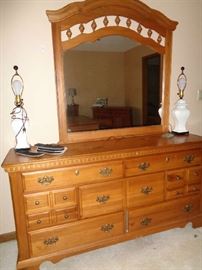 dresser w/mirror