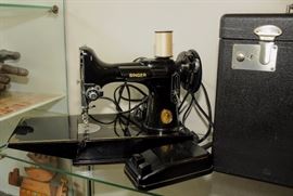 SINGER FEATHERWEIGHT WITH BOX