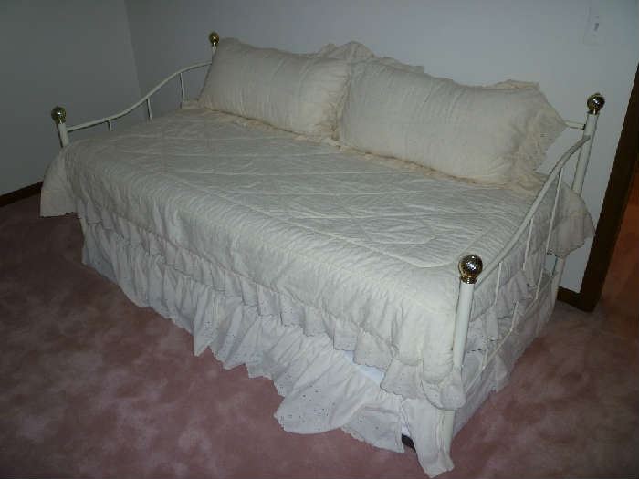 DAY BED W/TRUNDLE