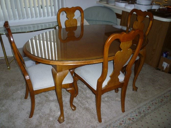 DINING TABLE W/2 LEAFS & 4 CHAIRS