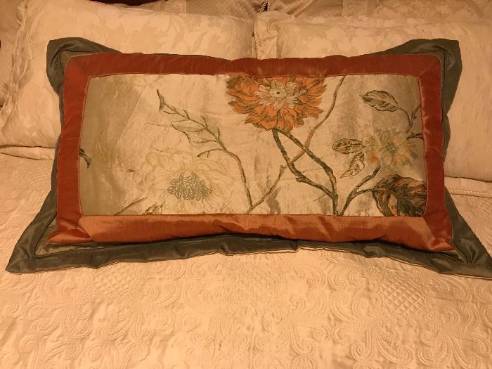 Sage & Peach Brocade King Size Pillows, Comforter, & Bed Skirt
90.— (set)