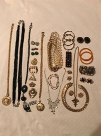 Nice Sampling of 200 Pieces of Costume Jewelry   3.— to 20.—