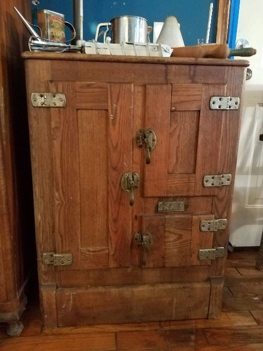 Antique ICE KING ice box with metal still in tact. From the 40s or before. 