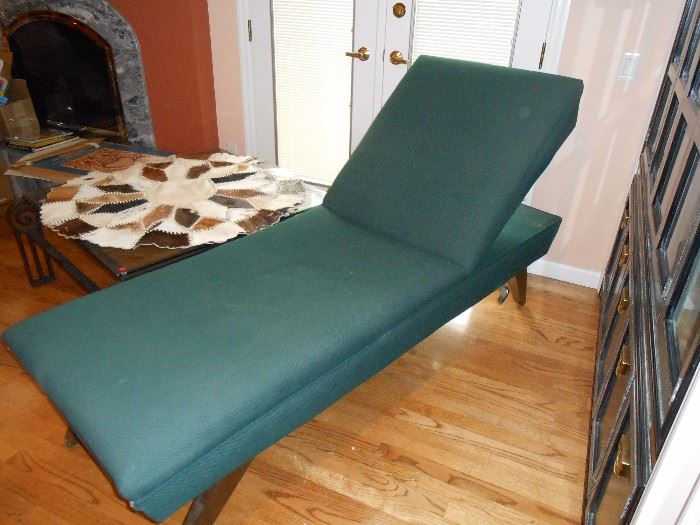 Chaise - raises and lowers
