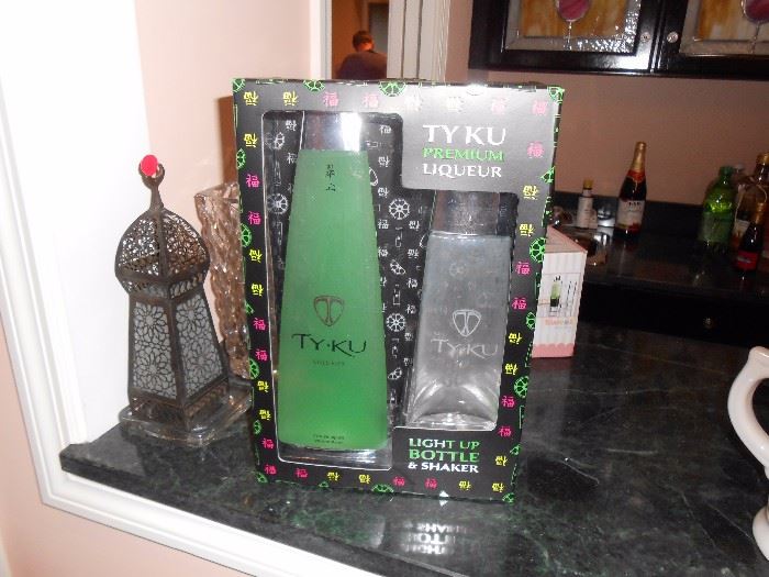 TyKu bottle and shaker