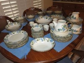 Franciscan Poppy Seed Large Pottery Set