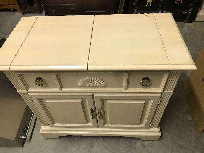 Better picture of the server that goes with the Stanley dining room set