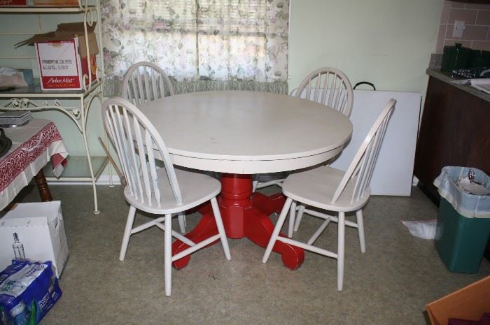Great oak dining room table and 4 chairs