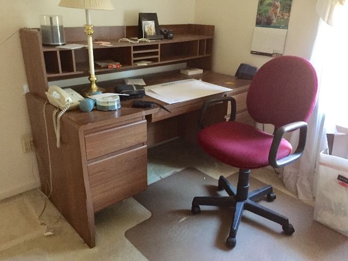 Desk / Office Supplies / Office Chair