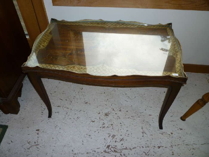 PAINTED WOOD COFFEE TABLE W/GLASS TOP