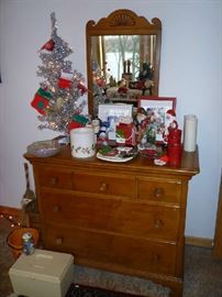 WOID DRESSER, HOLIDAY