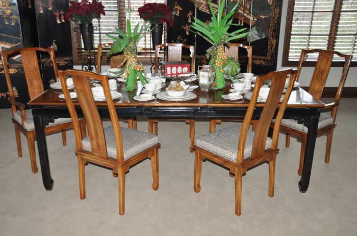 Gorgeous vintage Chin Hua Century Dining Table complete with 8 chairs, two 18" leaves, and pads. Closed size is 68" but opens to 102" long 