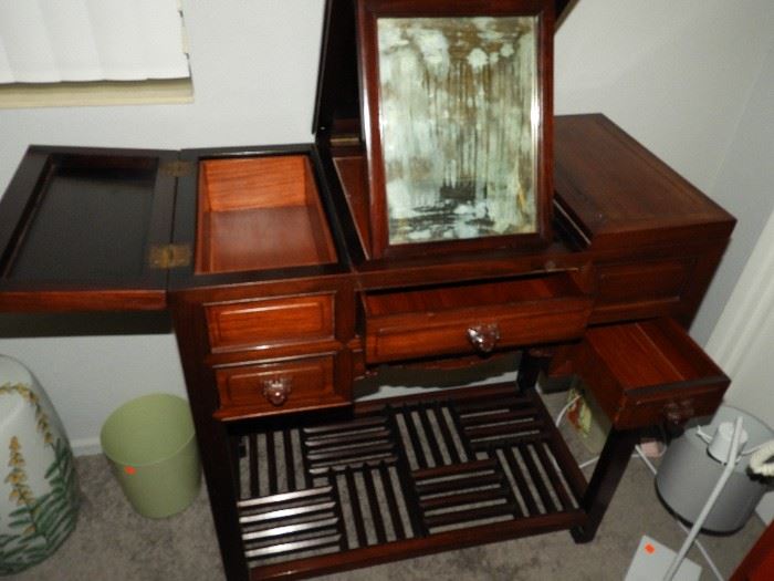 Vintage wood dressing table in very nice condtion